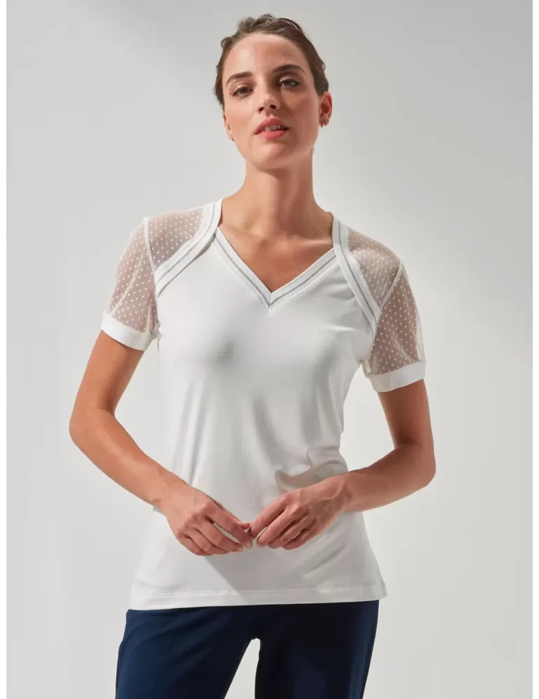 T-shirt bianca a V con pizzo sulla spalla Fuego Woman fino alla 54 T-shirt bianca a V con pizzo sulla spalla Fuego Woman fino alla 54