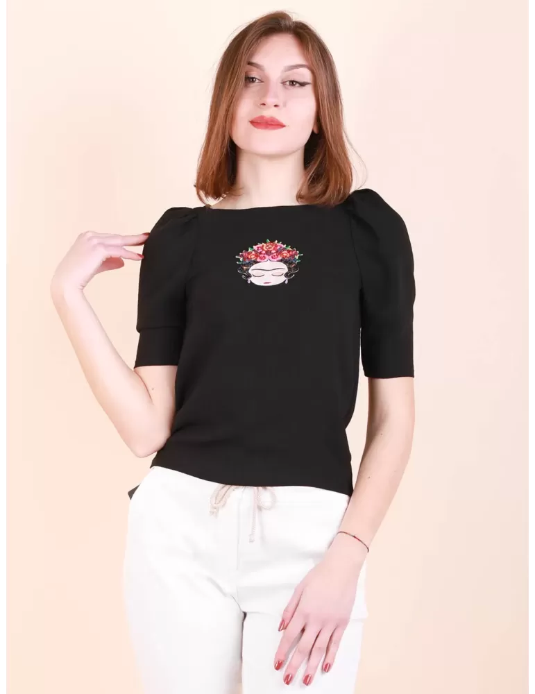 Maglia t-shirt nera con maniche arricciate e matrioska Casting Maglia t-shirt nera con maniche arricciate e matrioska Casting