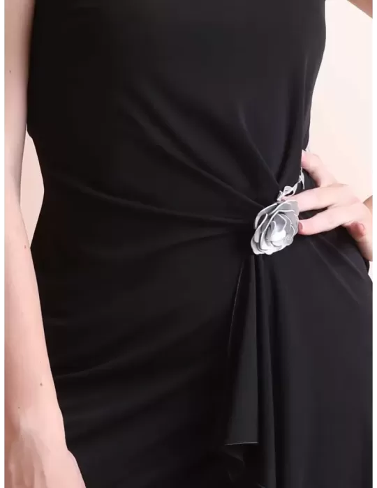 Abito tubino nero con drappeggio e rosa argento | Casting online