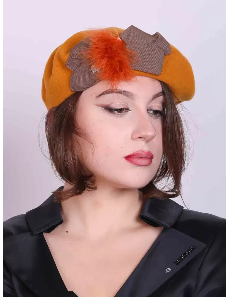 Cappelli Complit | Basco giallo senape con fiocco e piume di struzzo Cappelli Complit | Basco giallo senape con fiocco e piume di struzzo