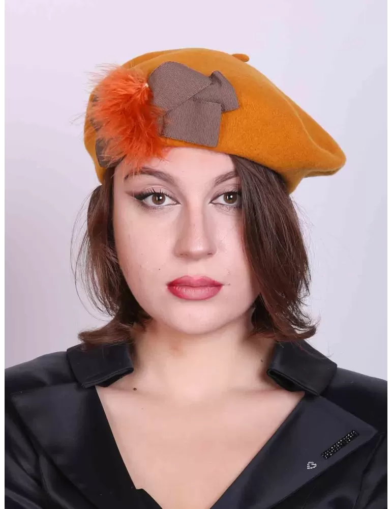 Cappelli Complit | Basco giallo senape con fiocco e piume di struzzo