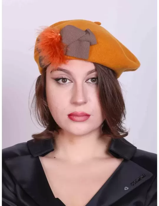 Cappelli Complit | Basco giallo senape con fiocco e piume di struzzo