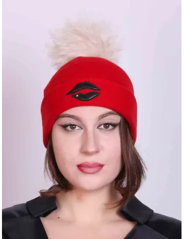 Cappelli Complit | Beanie berretto rosso bocca in pelle nera e pon pon 2
