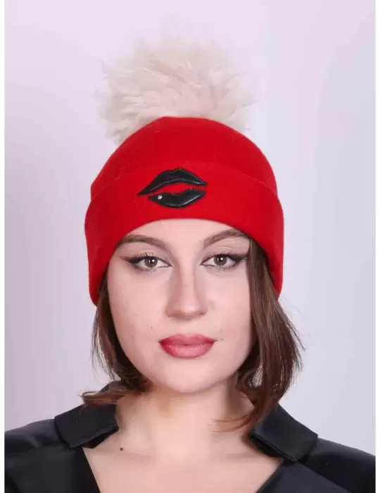 Cappelli Complit | Beanie berretto rosso bocca in pelle nera e pon pon