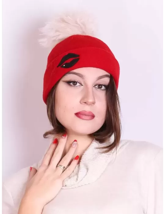 Cappelli Complit | Beanie berretto rosso bocca in pelle nera e pon pon Cappelli Complit | Beanie berretto rosso bocca in pelle nera e pon pon