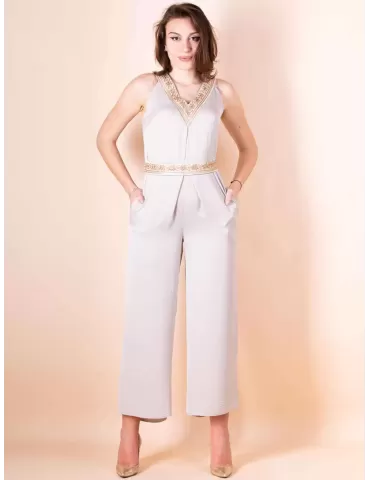 Casting summer 2023 | Tuta pantaloni beige elegante con ricami in oro