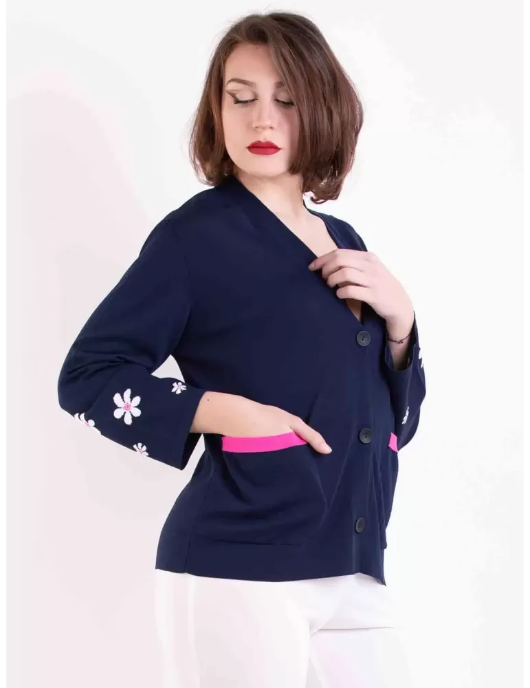 Volpato 2023 | Cardigan in filo verde tasche e fiori bianco e giallo