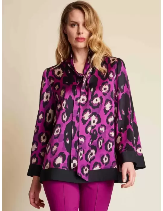 Piero Moretti A/I 2023-24 | Blusa maculata fucsia e nero con sciarpetta Piero Moretti A/I 2023-24 | Blusa maculata fucsia e nero con sciarpetta