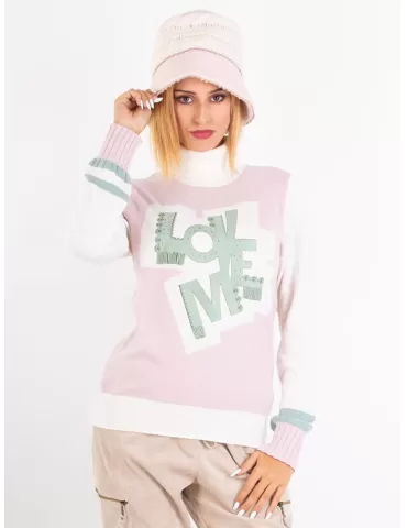 Tricot Chic | Dolcevita rosa cashmere con ricamo LOVE in pelle verde 2