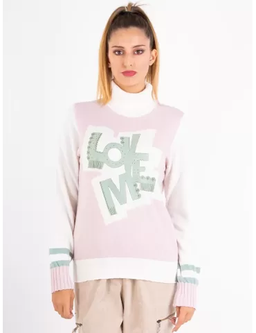 Tricot Chic | Dolcevita rosa cashmere con ricamo LOVE in pelle verde