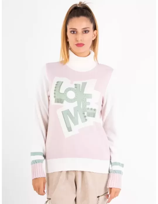Tricot Chic | Dolcevita rosa cashmere con ricamo LOVE in pelle verde Tricot Chic | Dolcevita rosa cashmere con ricamo LOVE in pelle verde