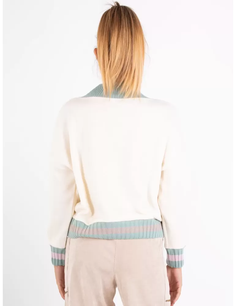 Beige V-neck box sweater green leather "LOVE" embroidery