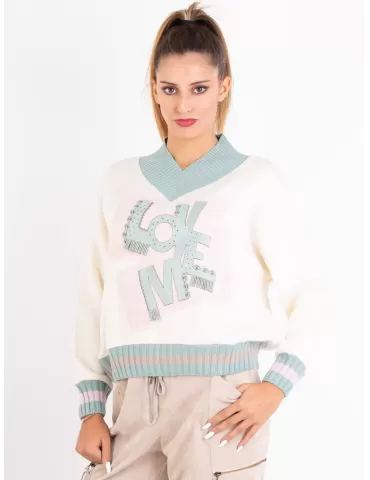 Beige V-neck box sweater green leather "LOVE" embroidery