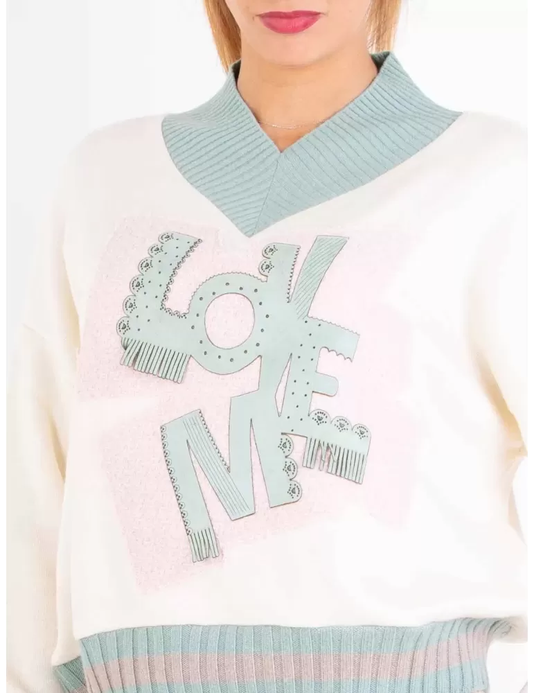 Beige V-neck box sweater green leather "LOVE" embroidery