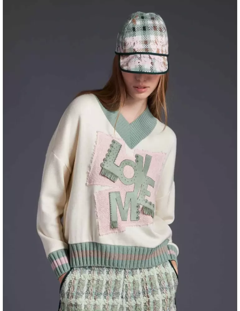 Beige V-neck box sweater green leather "LOVE" embroidery
