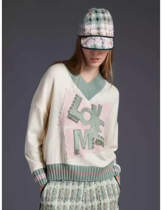 Tricot Chic | Pullover V panna e rosa con ricamo LOVE in pelle verde