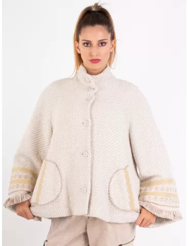 Giaccone trapezio alpaca beige con ricami di pelle | Tricot Chic Italia
