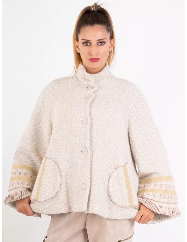 Giaccone trapezio alpaca beige con ricami di pelle | Tricot Chic Italia Giaccone trapezio alpaca beige con ricami di pelle | Tricot Chic Italia