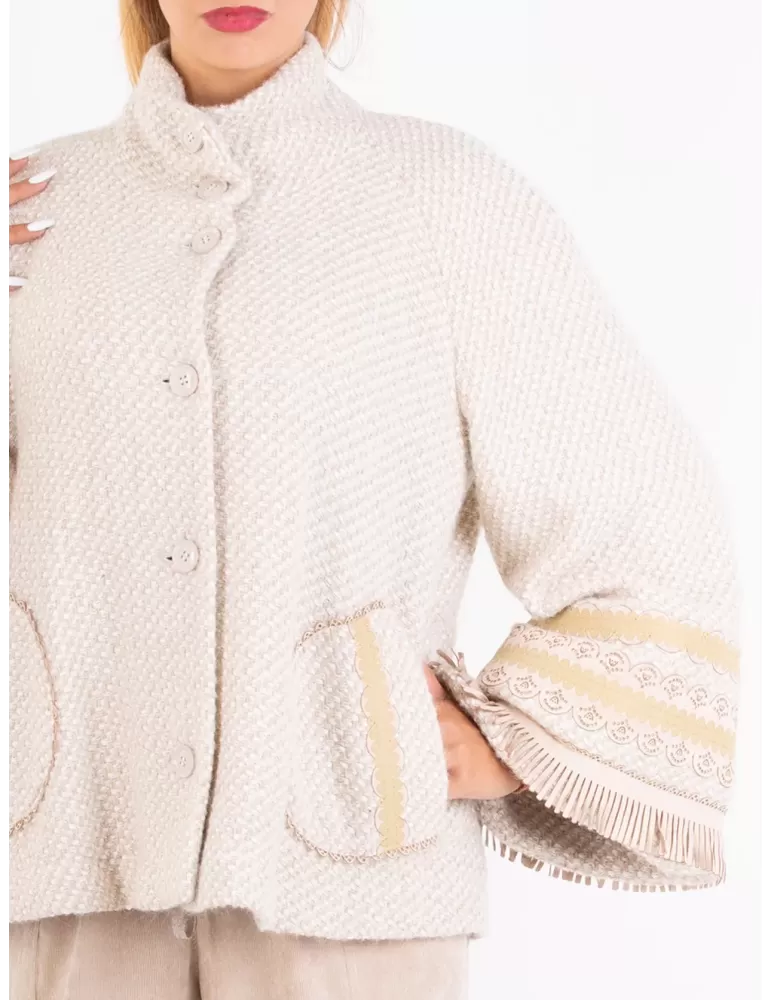 Giaccone trapezio alpaca beige con ricami di pelle | Tricot Chic Italia