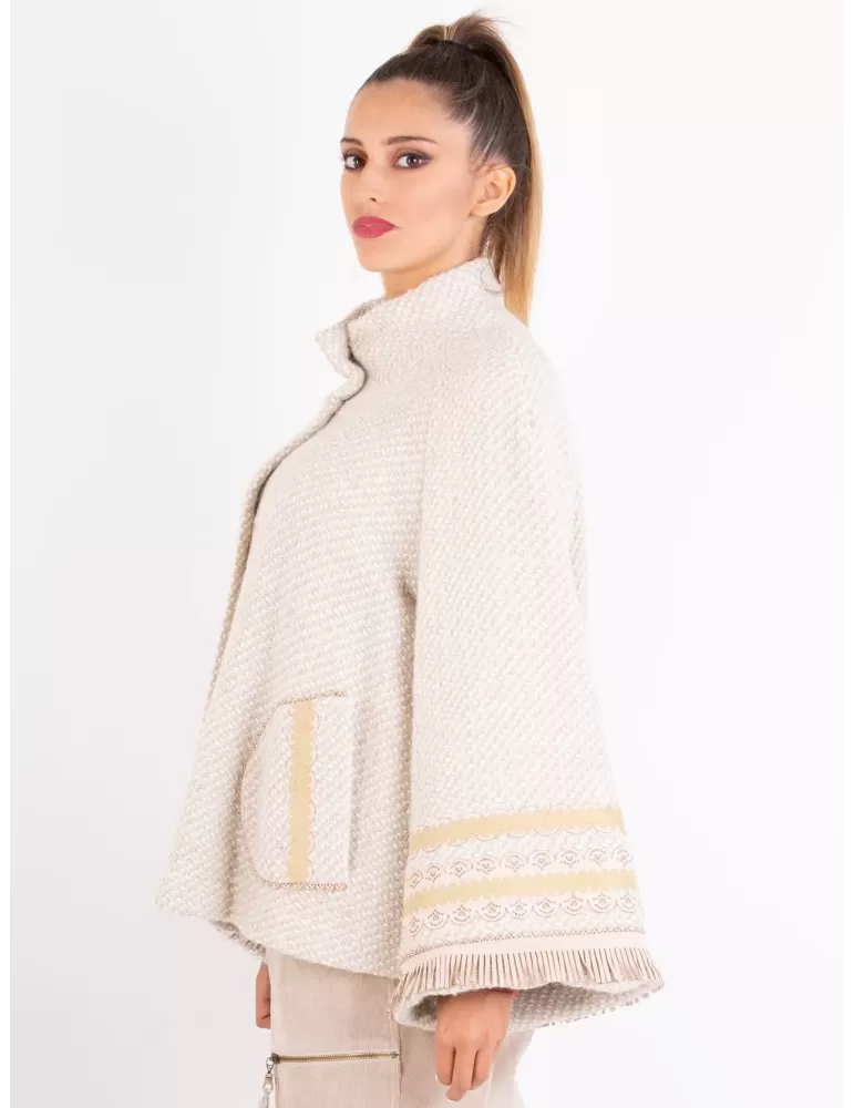 Giaccone trapezio alpaca beige con ricami di pelle | Tricot Chic Italia