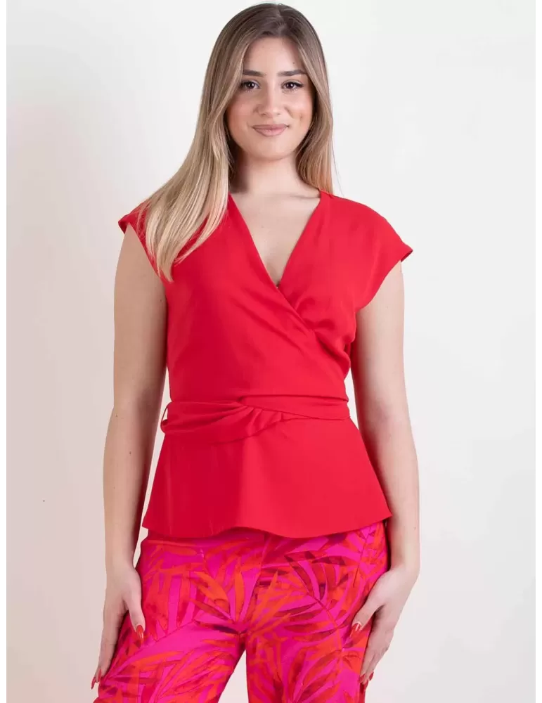 Paz Torras Glam | red silk crossed top blouse for red three piece suit Paz Torras Glam | red silk crossed top blouse for red three piece suit