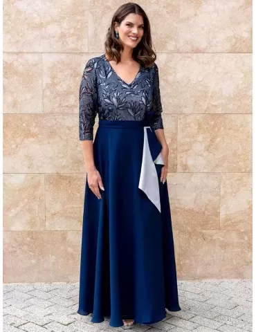 Evassè by Costura Europea | Dark blue formal gown with lace and sleeves 2