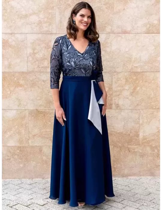 Evassè by Costura Europea | Dark blue formal gown with lace and sleeves