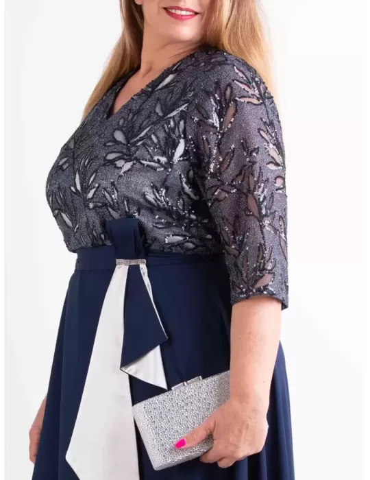 Evassè by Costura Europea | Dark blue formal gown with lace and sleeves