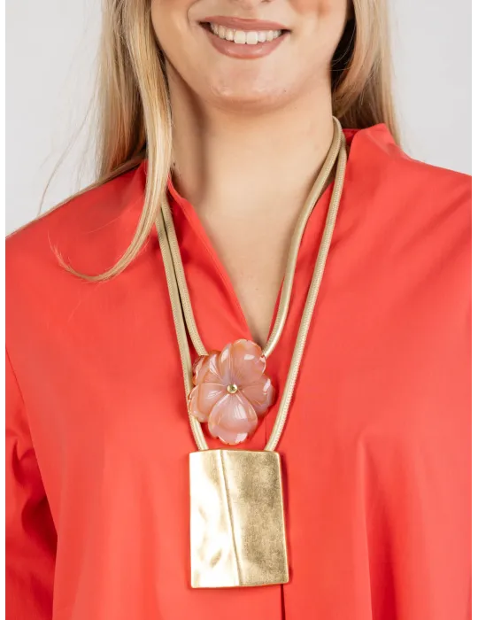 Collana lunga artigianale con fiore e placca in oro