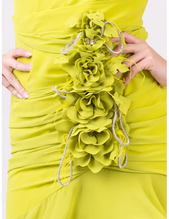 Hellblaues Seidenscheide-Kleid mit seitlichem Schlitz