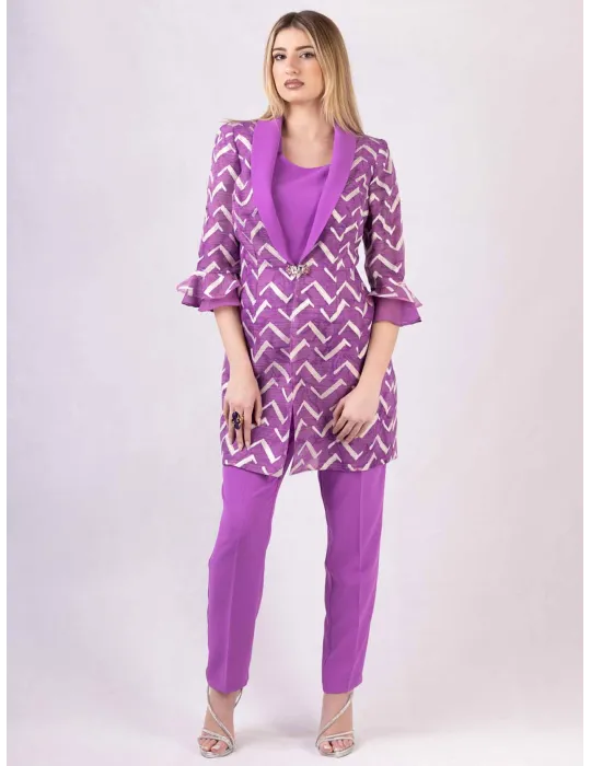Dreiteiliger Duster-Anzug in Fuchsia mit Blumenbrosche