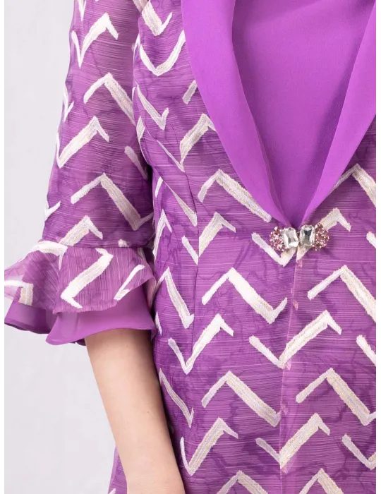 Dreiteiliger Duster-Anzug in Fuchsia mit Blumenbrosche