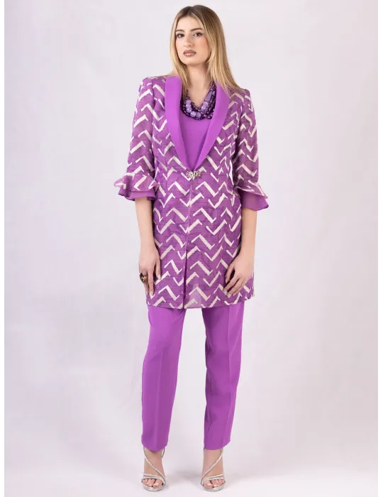 Dreiteiliger Duster-Anzug in Fuchsia mit Blumenbrosche