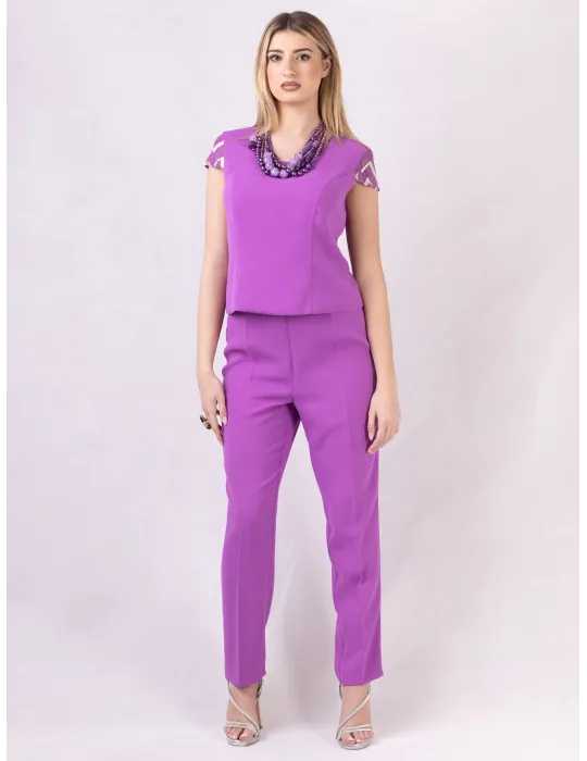 Dreiteiliger Duster-Anzug in Fuchsia mit Blumenbrosche