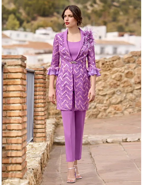 Dreiteiliger Duster-Anzug in Fuchsia mit Blumenbrosche Dreiteiliger Duster-Anzug in Fuchsia mit Blumenbrosche