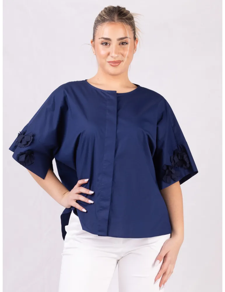 Camicia kimono oversize di cotone blu con ricami fiori | Zanetti