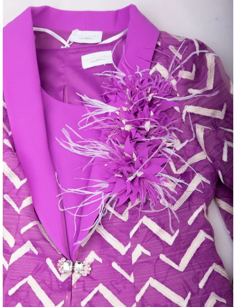 Dreiteiliger Duster-Anzug in Fuchsia mit Blumenbrosche