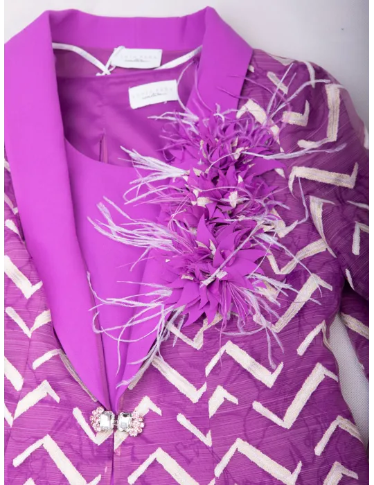 Dreiteiliger Duster-Anzug in Fuchsia mit Blumenbrosche