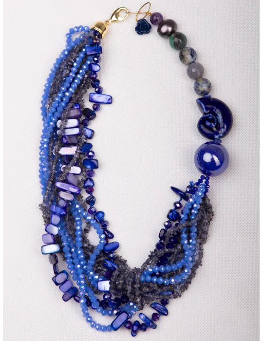 Collana artigianale azzurra con cristalli e conchiglie