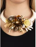 Collana artigianale in seta girogola sul bronzo e bianco mocha mousse