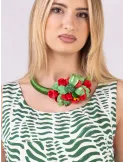 Collana girocollo rigido in seta verde con fiore e fico d'Inida