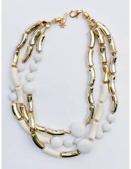 Collana artigianale leggera a tre fili in bianco e oro Collana artigianale leggera a tre fili in bianco e oro