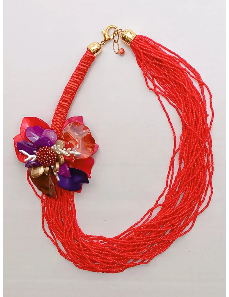 Collana artigianale lunga fili di coralli rossi e fiore sul viola