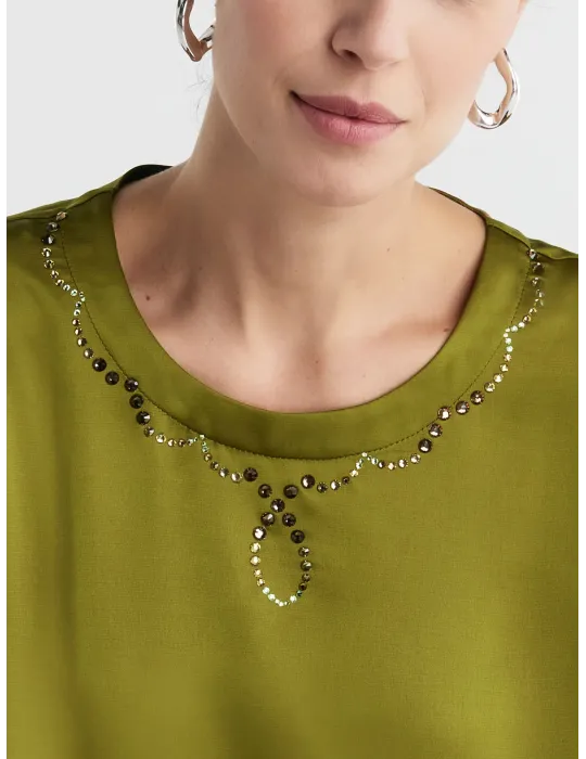 Blusa di raso verde con strass fino alla taglia 58 | Piero Moretti