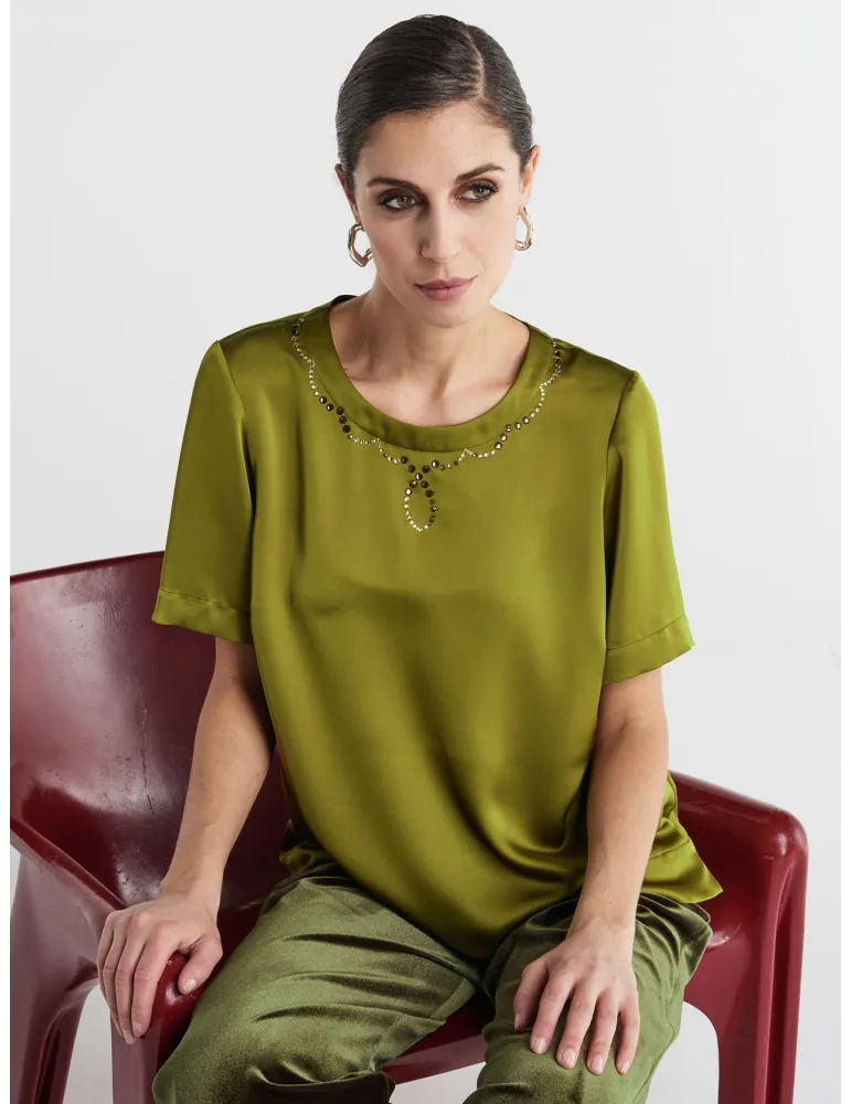 Blusa di raso verde con strass fino alla taglia 58 | Piero Moretti