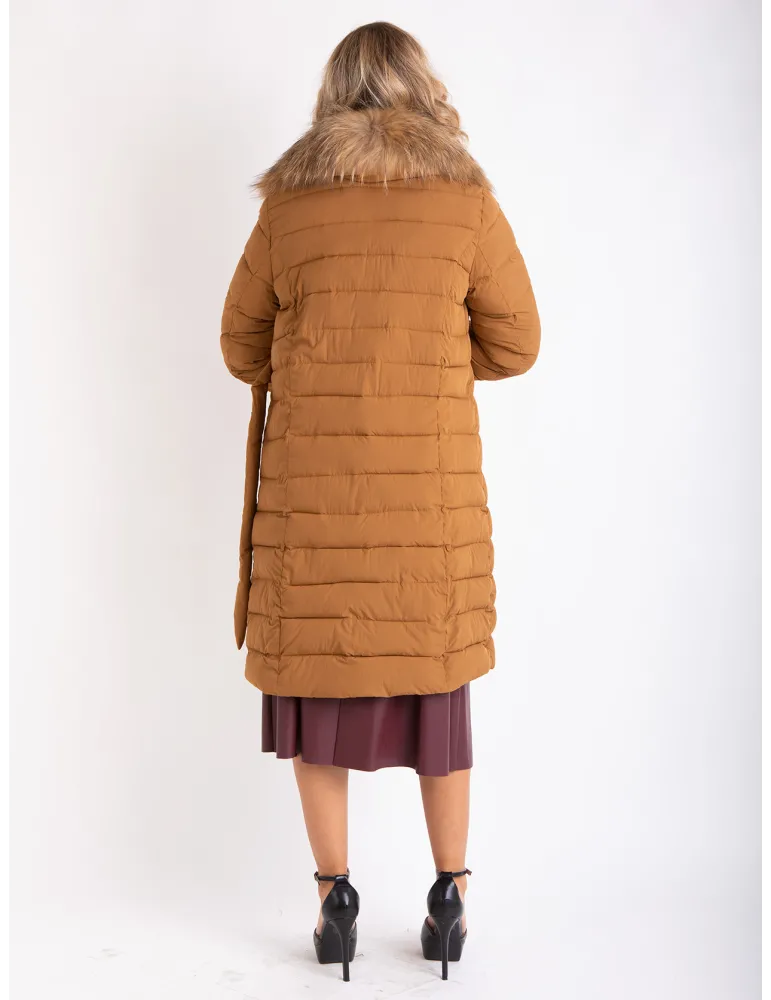 Cappotto piumino donna impunturato con collo di pelliccia fino alla 60