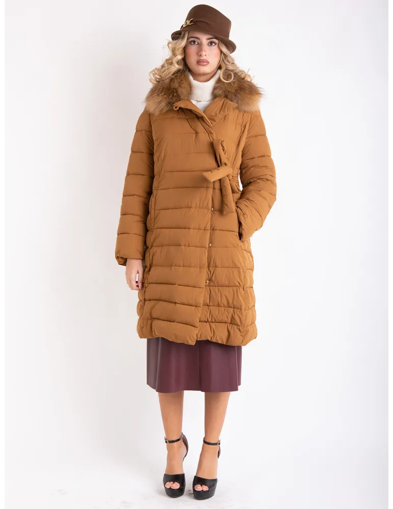 Cappotto piumino donna impunturato con collo di pelliccia fino alla 60