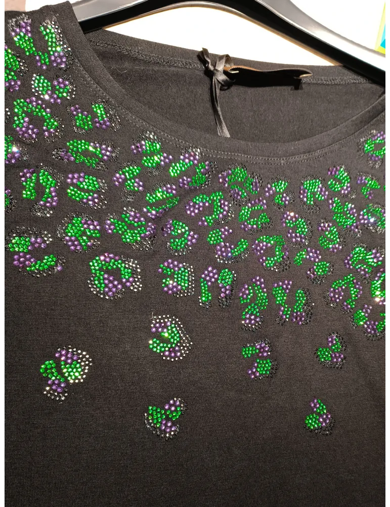 Black t-shirt with shiny rhinestones animal spotted design