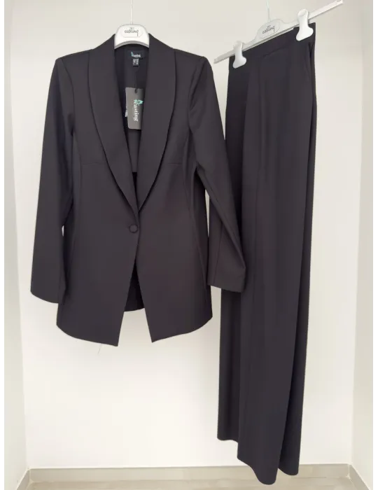 Tailleur nero maschile con cinta e pantaloni palazzo fino alla 54