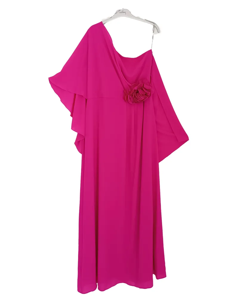 Casting summer 2026 | Abito lungo monospalla fucsia con mantello